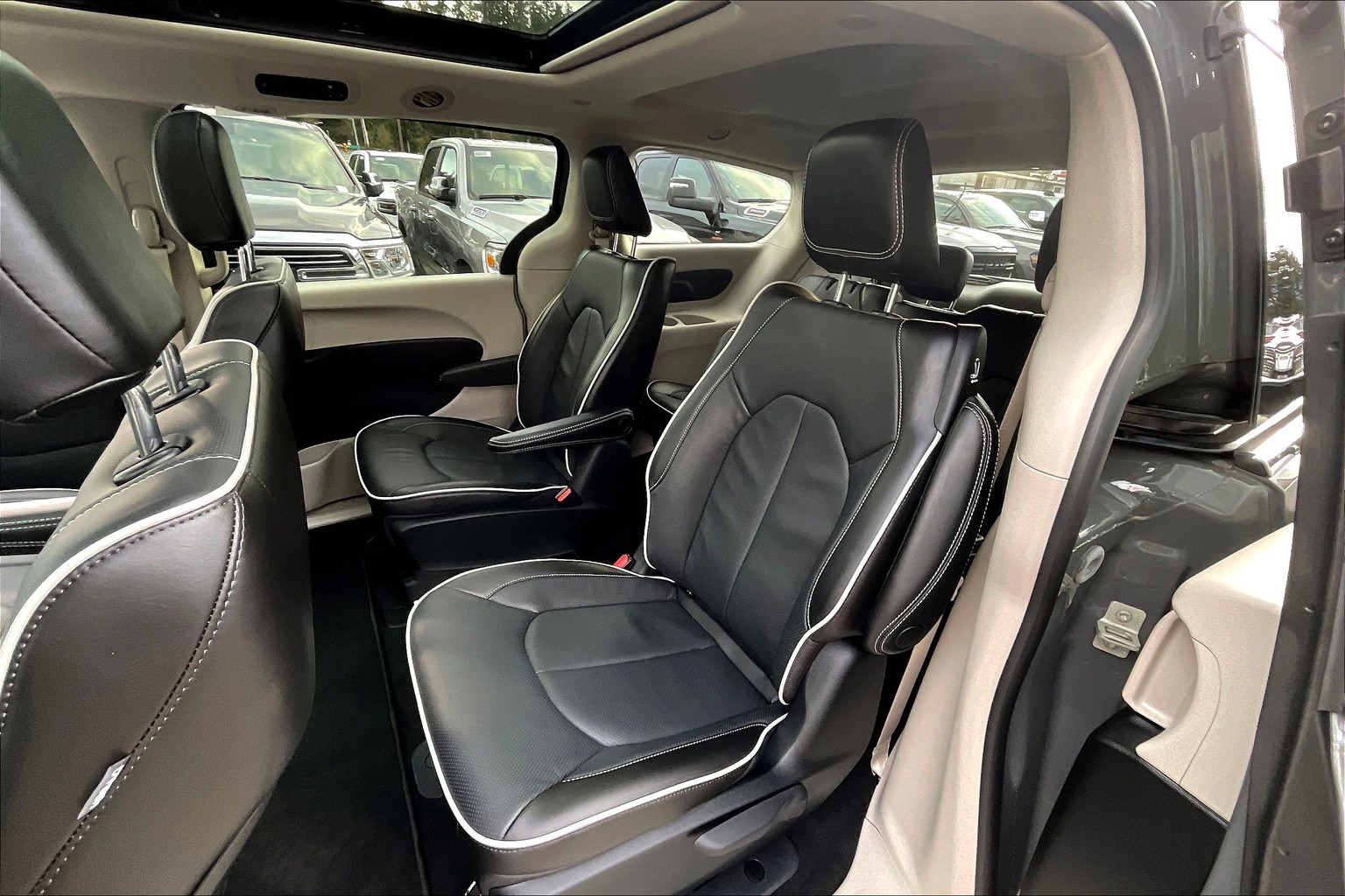 New 2023 Chrysler Pacifica Hybrid Limited 4D Passenger Van in 